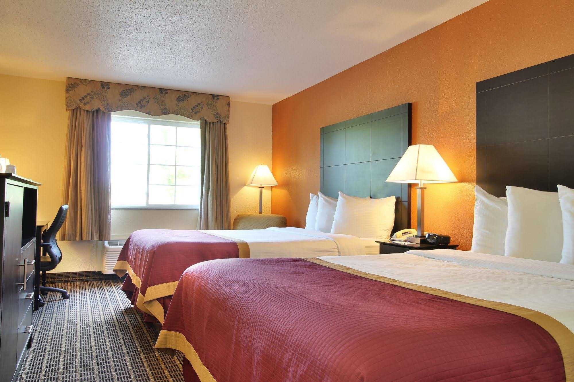Baymont By Wyndham Muskegon Hotel Exterior foto