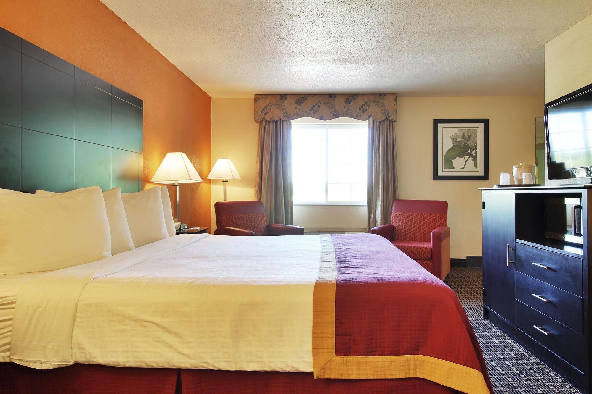 Baymont By Wyndham Muskegon Hotel Exterior foto